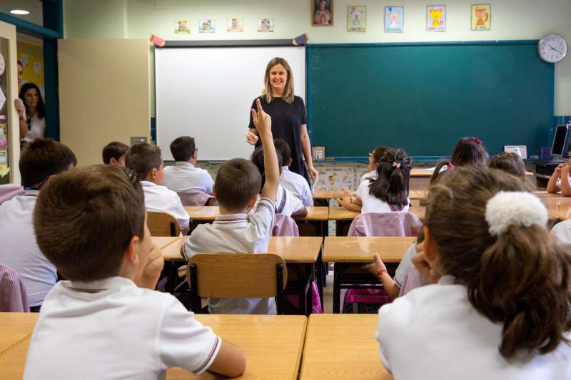 Alumnos asisten a clase en el primer dÃ­a del curso escolar. EFE/Raquel Manzanares
