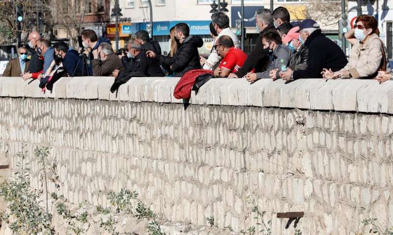 Padres y familares observan los partidos de fútbol de categorias inferiores desde el petril del viejo cauce del río Turia, en València. EFE/Juan Carlos Cárdenas/Archivo