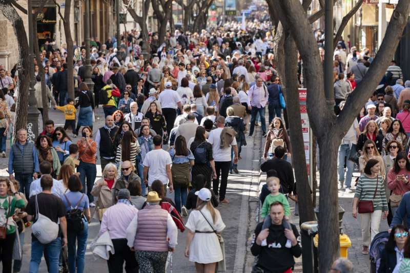 Miles de personas abarrotan las calles en el último día de las fiestas de las fallas de Valencia.EFE/ Biel Aliño
