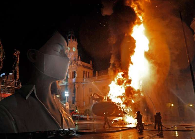 Las llamas devoran el cuerpo central de la falla municipal de València del año pasado. EFE/ Juan Carlos Cárdenas/Archivo.