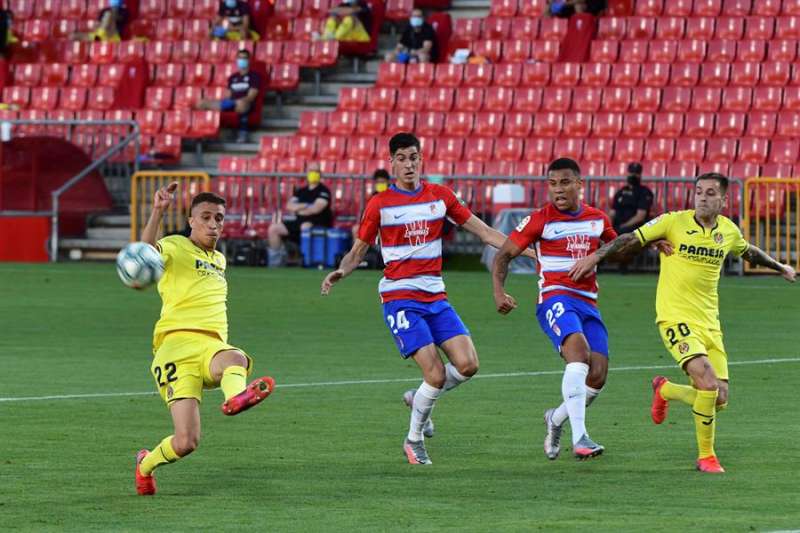 El defensa marroquí del Villarreal, Sofian Chakla (i), despeja el balón ante los jugadores del Granada. MIGUEL ÁNGEL MOLINA