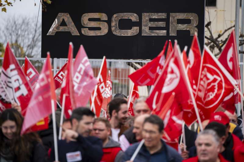 Imagen de archivo de una reciente manifestación de trabajadores del azulejo ante la sede de la patronal Ascer. EFE/Andreu Esteban