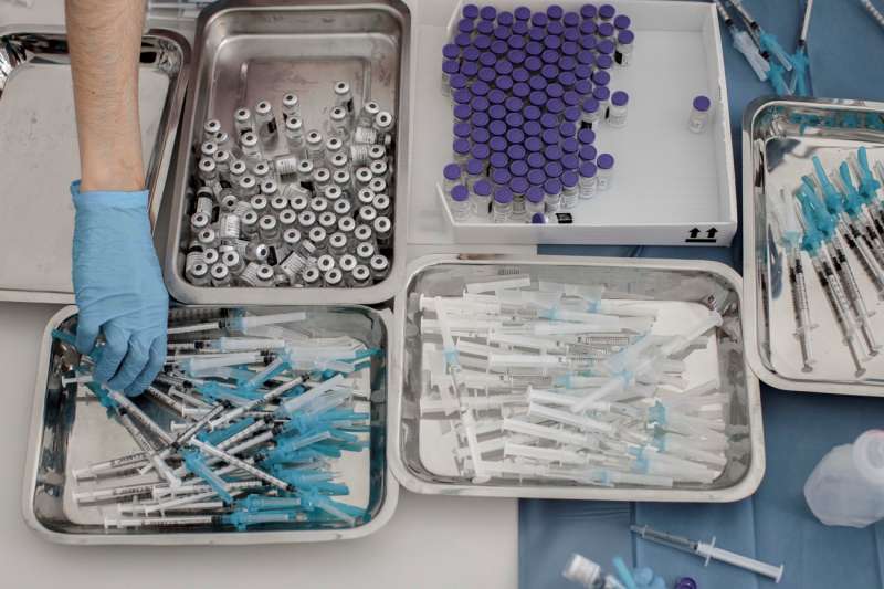 Varios sanitarios preparan vacunas contra la covid-19. /EPDA 