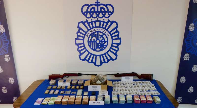  Los agentes intervinieron en el domicilio del arrestado mÃ¡s de tres kilos de hachÃ­s, cogollos de marihuana y cerca de 127.000 euros fraccionados en billetes de diverso valor /EPDA