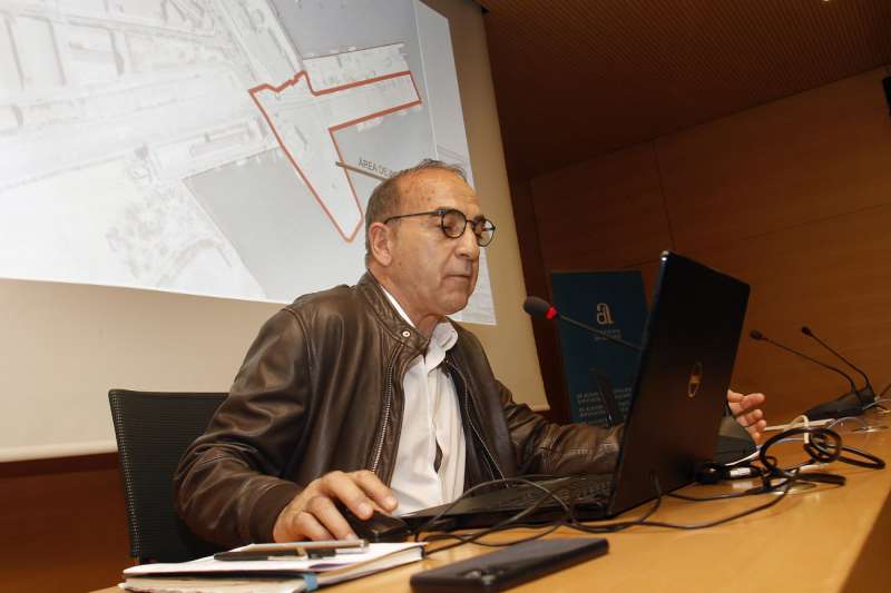 El arquitecto de la Diputación Provincial de Alicante, Rafael Pérez, durante la exposición de las bases del concurso para la construcción del Centro de Congresos de Alicante en los muelles 7 y 9 del Puerto de Alicante.EFE/Morell
