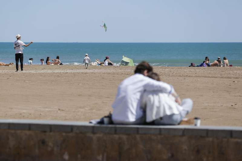 Numerosas personas disfrutan del sol  un da de abril en la playa de la Patacona en Alboraya). EFEManuel Bruque Archivo