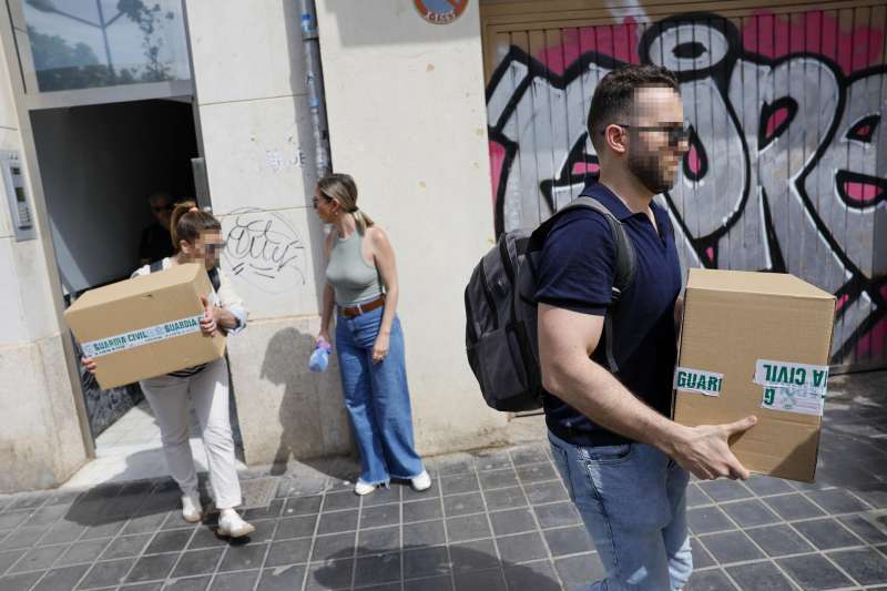 Dos agentes de la Guardia Civil salen de la casa del exministro y diputado por Valencia Jos Luis balos. EFEAna Escobar
