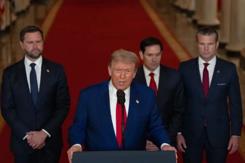 El presidente estadounidense, Donald Trump, junto al secretario de Defensa, Pete Hegseth (d), el vicepresidente, JD Vance (i), y el secretario de Estado, Marco Rubio (2d), pronuncia un discurso a la nacin en la Casa Blanca en Washington, DC, Estados Unidos. EFEEPACarlos Barria  POOL

