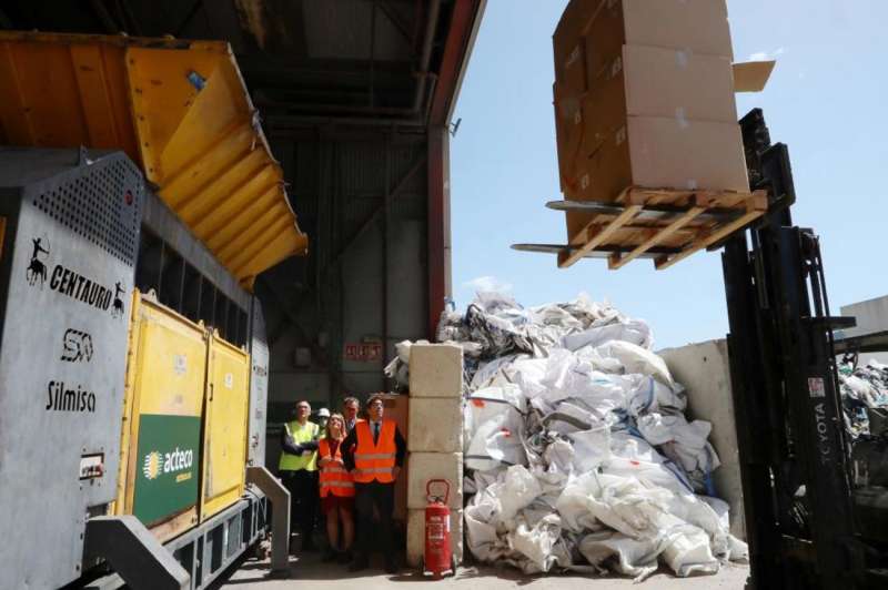 Imagen facilitada por la Generalitat de la visita de Carlos Mazón a la planta tratamiento y reciclaje de la firma Acteco en Ibi, donde se destruyen productos defectuosos. EFE/GVA
