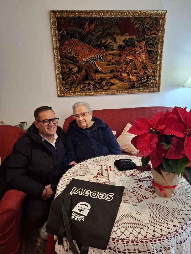 Felicitaci�n del primer edil de Sedav�, Jose Cabanes, a las centenarias del pueblo | EPDA