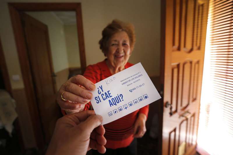 Matilde reparte el aguinaldo a su familia con lotería de Navidad. EFE / Manuel Lorenzo
