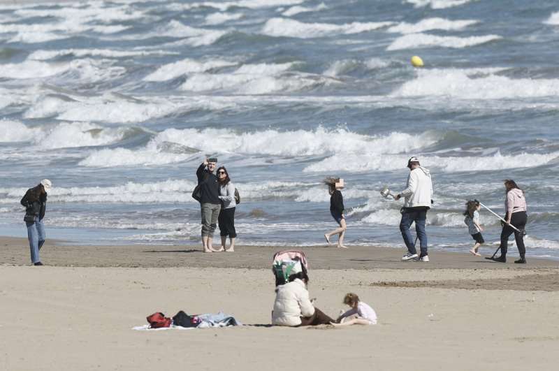 Imagen de archivo de varias personas en la playa de La Malvarrosa, en Val�ncia. EFE Kai Forsterling
