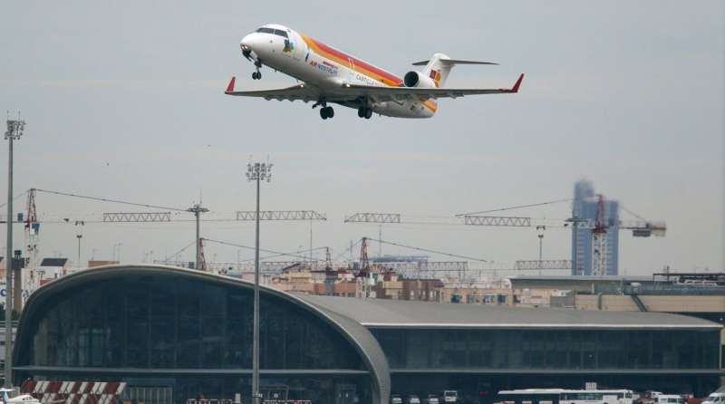 Un aviÃ³n comercial despega desde el aeropuerto de Manises (Valencia) . EFE/Kai FÃ¶rsterling/Archivo
