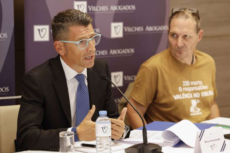 El presidente de la asociacin, Christian Lesaec (d) y el Ceo de Vilches Abogados, Manuel Hernn, durante la rueda de prensa celebrada este jueves.  EFE Ana Escobar