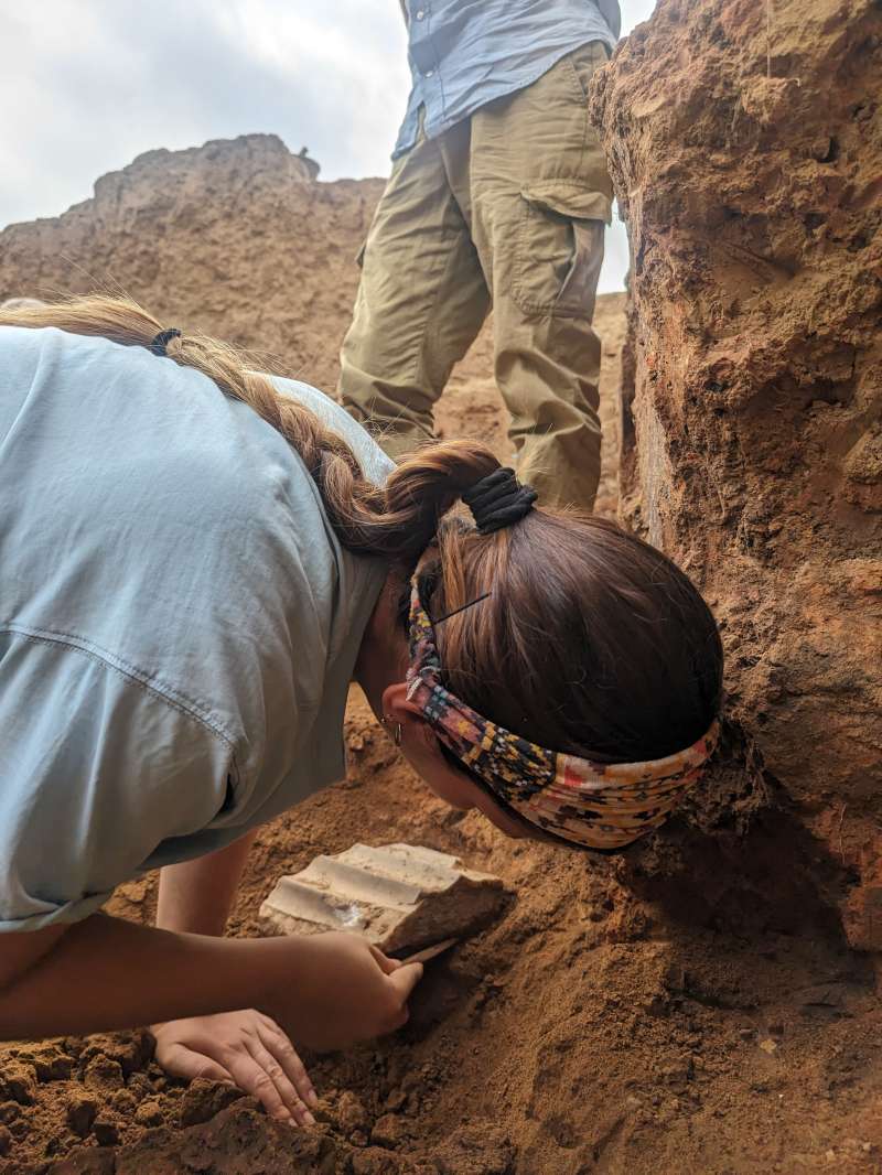 Imagen de la columna de mrmol en Casas del Turuuelo.Proyecto Construyendo Tarteso (IAM-CSIC)