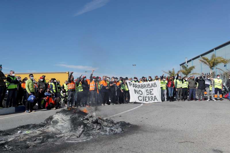 Trabajadores de Pilkington en Sagunto (Valencia) durante una protesta el pasado mes de marzo.EFE/ Manuel Bruque/Archivo
