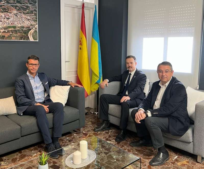 A la izquierda Toni González, alcalde de Almussafes, en el centro Pablo Gil, Cónsul Honorario de Ucrania, y a la derecha Jesús Molina, vicepresidente de El Periódico de Aquí./EPDA