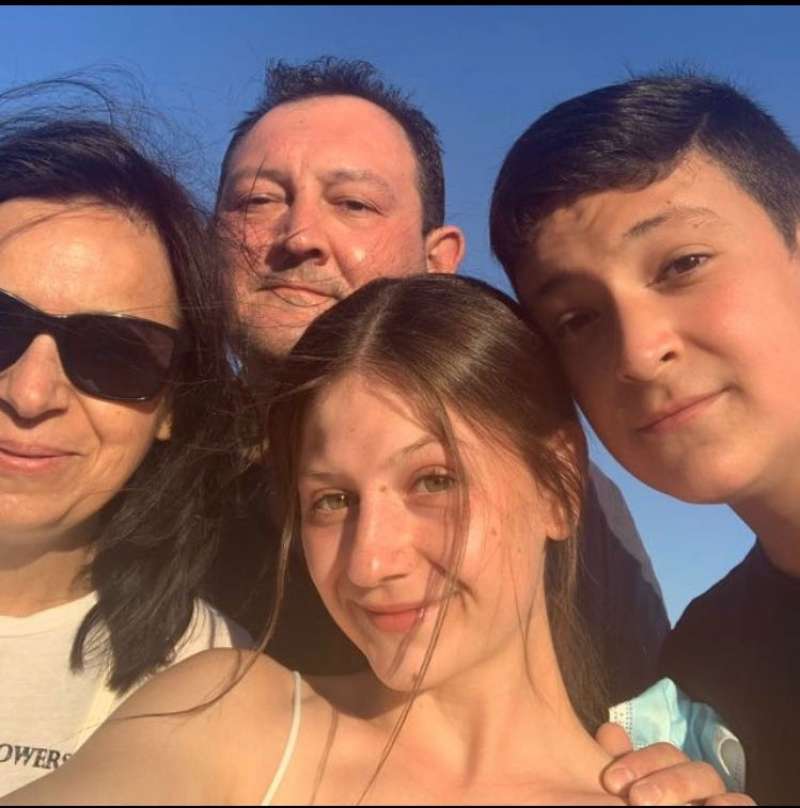 La joven Isabel junto a su familia./EPDA