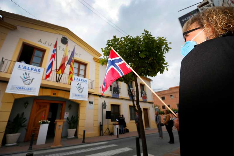 Residentes noruegos en la localidad alicantina de l"Alfàs del Pi en el izado de bandera Noruega en el ayuntamiento de l"Alfàs por el día nacional de Noruega. EFE/Manuel Lorenzo/Archivo
