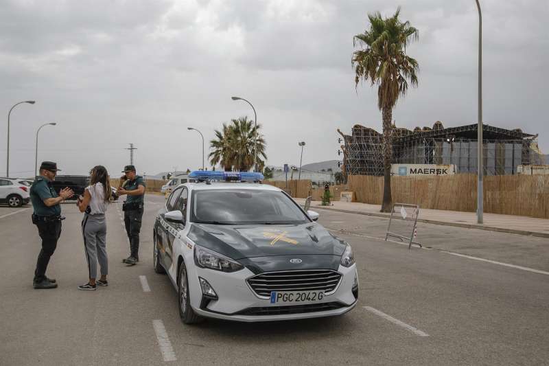 El capitán de la Compañía de la Guardia Civil de Sueca (Valencia) atiende a los medios de comunicación en el exterior del recinto del escenario principal del Festival Medusa de Cullera (Valencia)./EFE