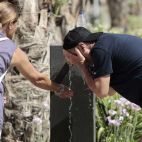 Dos personas se refrescan en una fuente del centro de Valencia en un día de calor. / EFE-Ana Escobar-Archivo