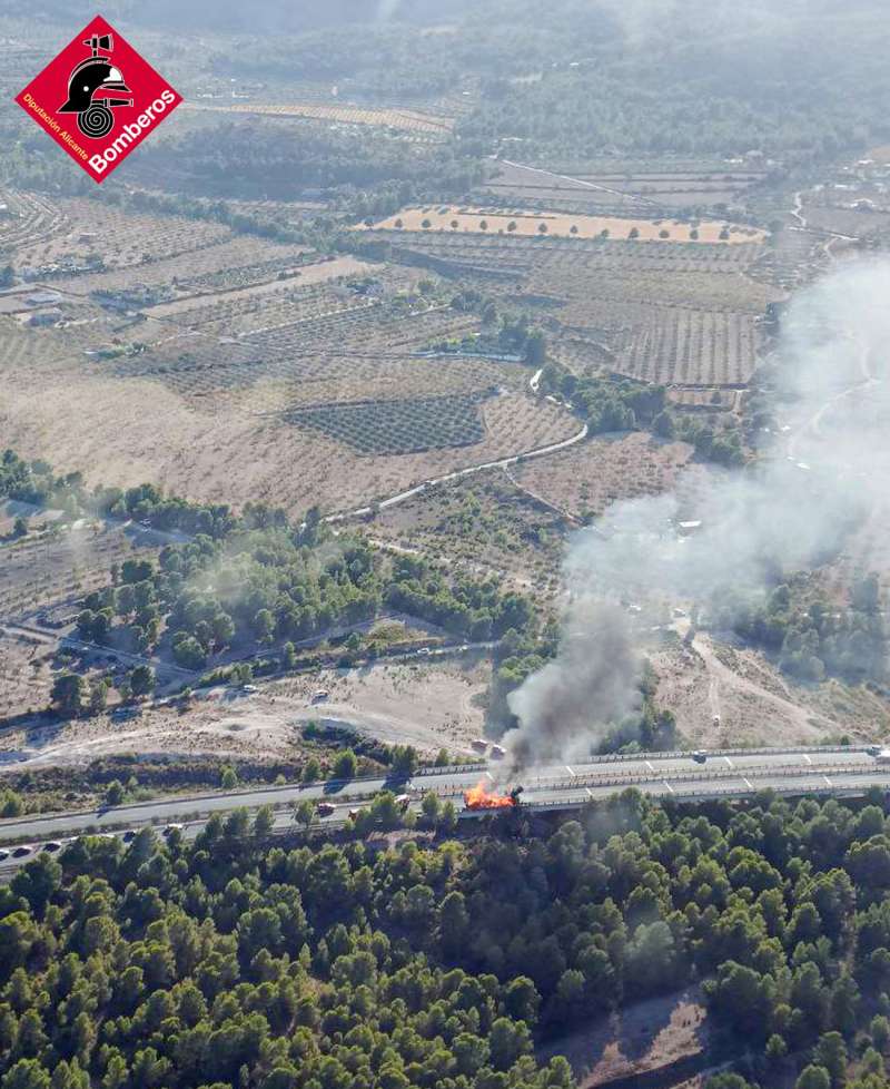 Incendio de un camión de grandes dimensiones. /EPDA 