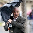 Un hombre se protege de la lluvia en Alicante. EFE/Archivo Manuel Lorenzo
