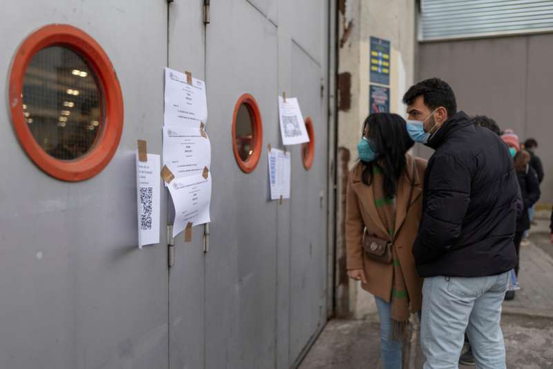 Un hombre consulta un listado en el transcurso de una fase de oposiciones. EFE
