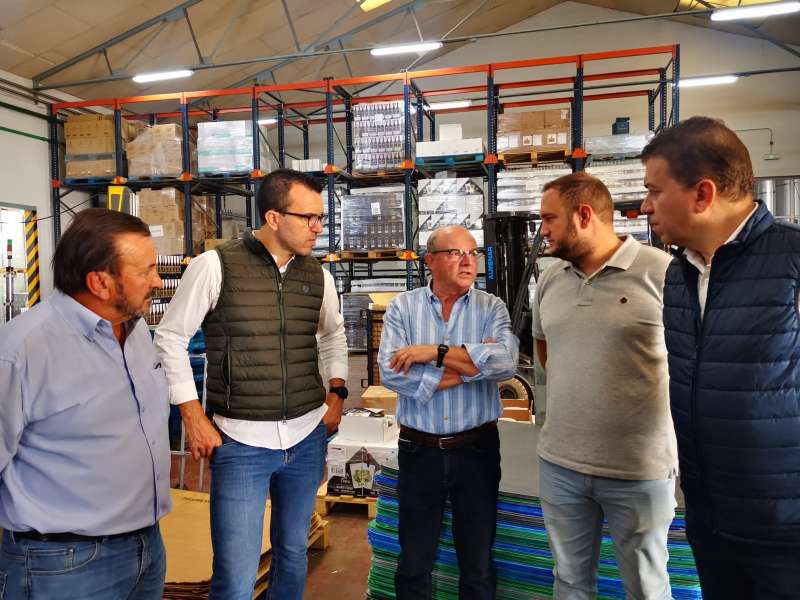 Vicent Mompó durante la visita a representantes del sector vitivinícola./EPDA
