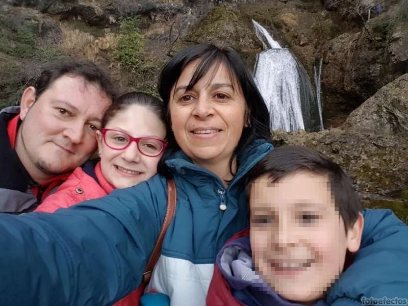 Isabel junto a su padre, madre y hermano pequeño en una imagen cedida por su familia a EPDA
