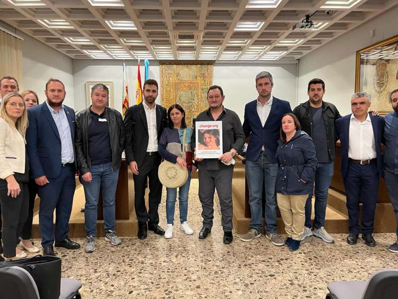 La familia de Isabel junto a los diferentes representantes políticos del Ayuntamiento de Requena./EPDA