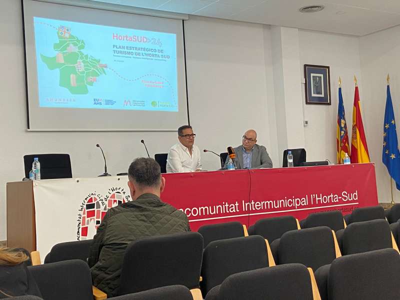 José Francisco Cabanes y Jordi Llobregat durante la presentación en la sede de Torrent de la Mancomunitat de l"Horta Sudoración./LAURA FLORENTINO