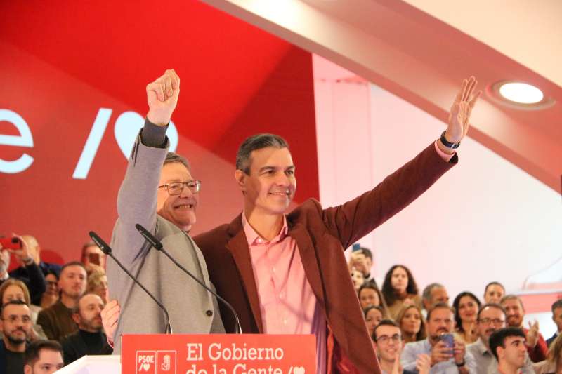 Ximo Puig y Pedro Sánchez durante el congreso federal del PSPV-PSOE./ LAURA FLORENTINO