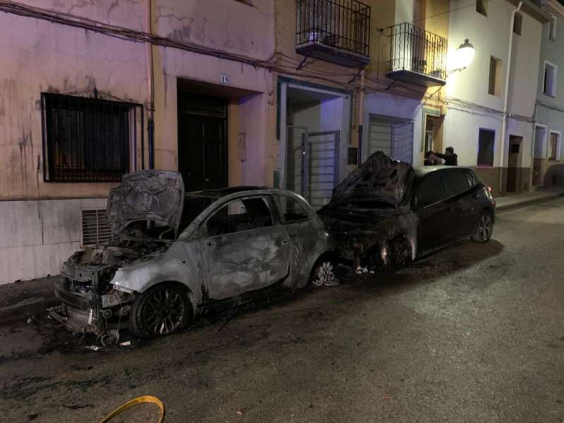 Los dos coches calcinados tras el incendio de autor desconocido./EPDA