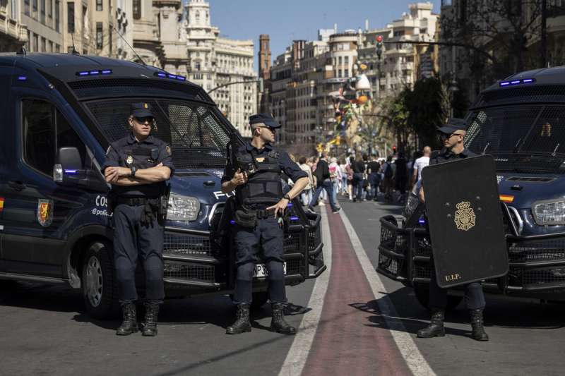 Agentes de policía en una imagen de archivo. /EFE /Biel Aliño