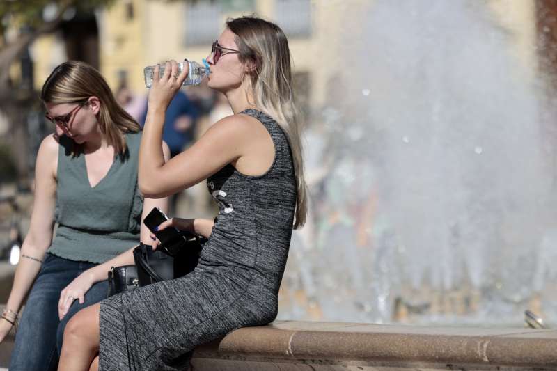 Una mujer se refresc este invierno en una imagen de archivo. /EFE /Ana Escobar