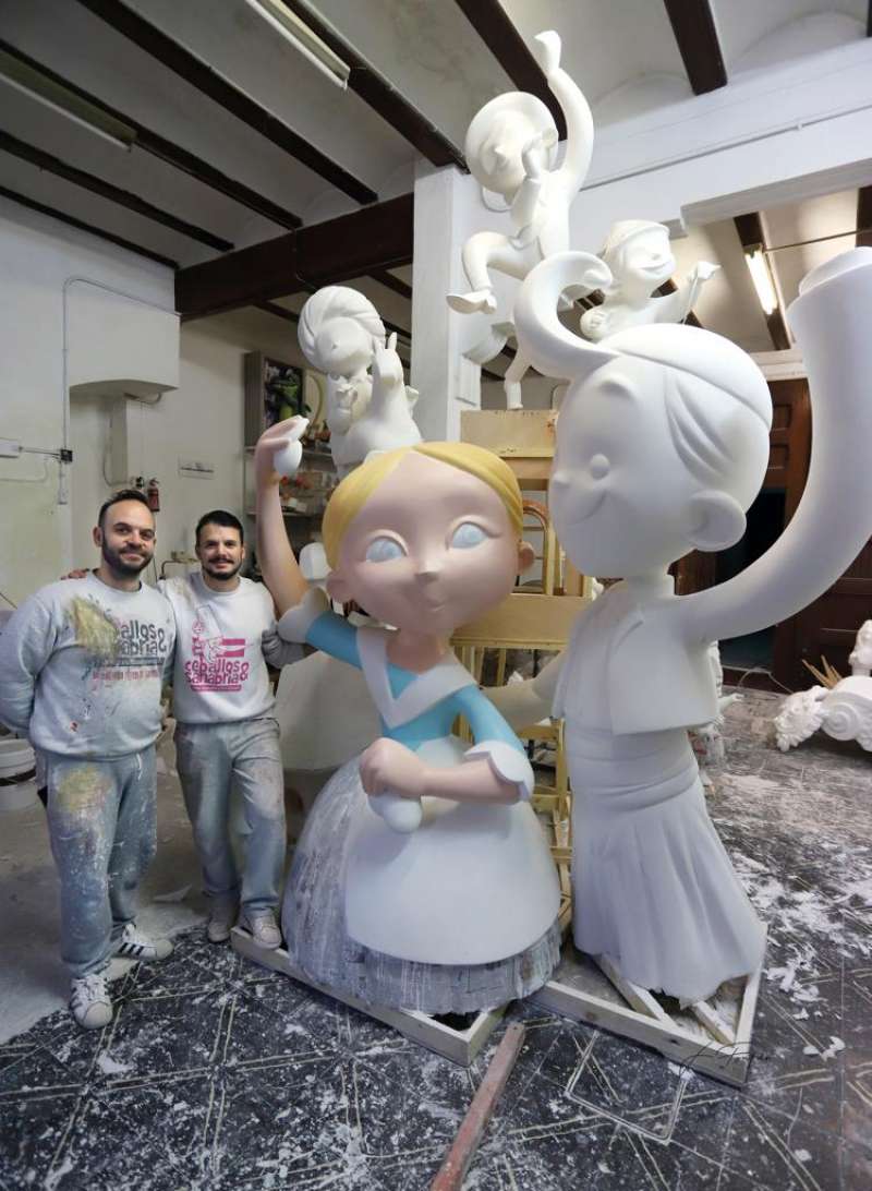 Los dos artistas falleros. /EPDA 