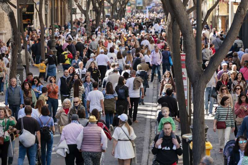 Miles de personas llenan las calles de València durante las Fallas de 2023. EFE/ Biel Aliño
