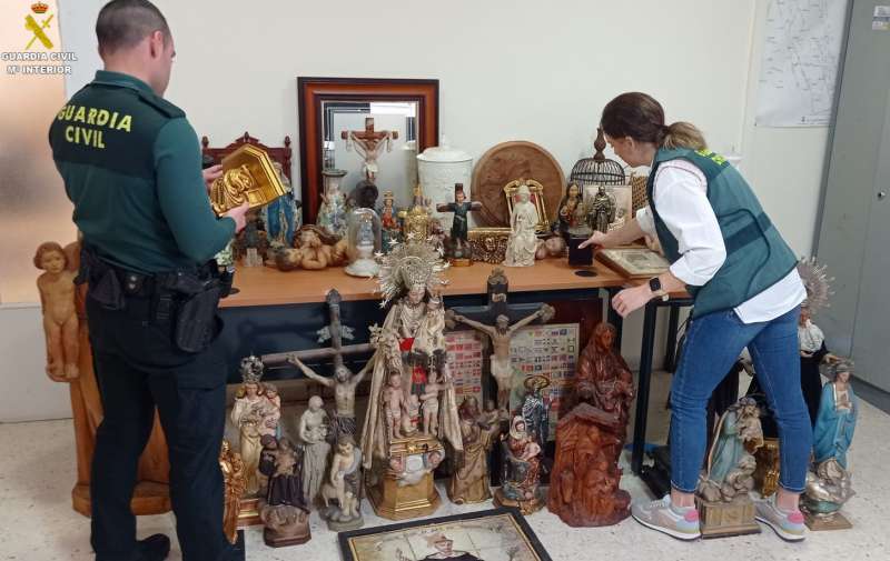 Los objetos de carácter religioso robados. /EPDA 
