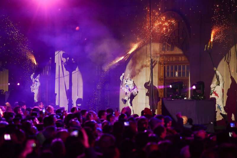 Castellón despide las Fiestas de la Magdalena con un desfile final de fiestas y una traca que recorre la ciudad para terminar en el "Vítol" que se celebra en la plaza Mayor. EFE/Domenech Castelló/Archivo
