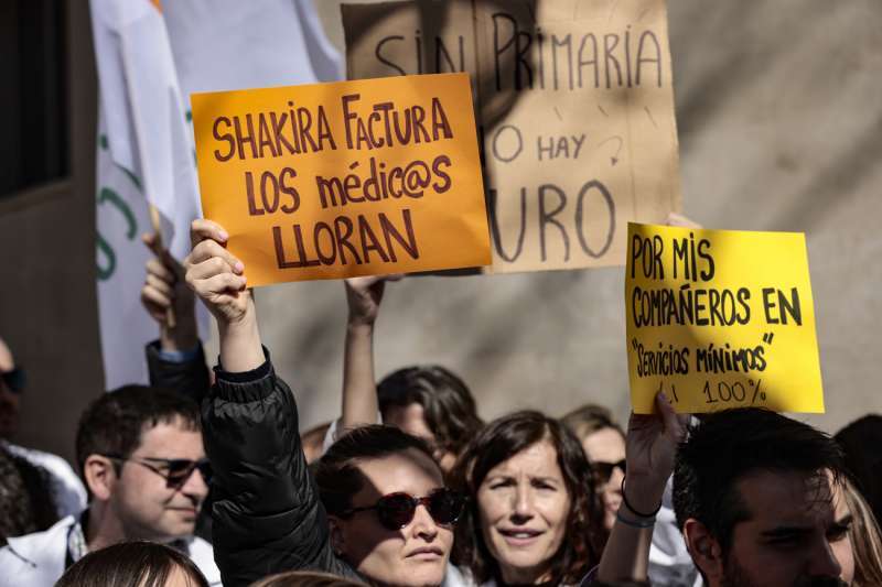 Imagen de archivo de una concentración de los médicos participantes en la huelga, ante la Conselleria de Sanidad./EPDA
