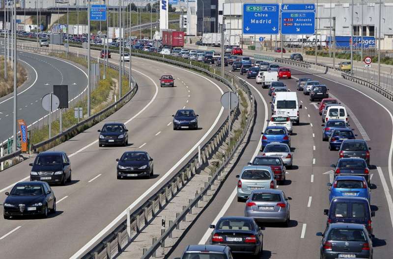 Tráfico denso con retenciones en la A-3, cerca del cruce con la A-7, en la operación salida de Semana Santa. EFE/Manuel Bruque/Archivo
