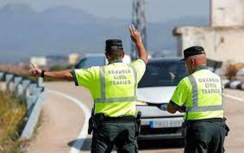 La Guardia Civil ha desviado el tráfico a la Nacional. /EPDA La Guardia Civil ha desviado el tráfico a la Nacional. /EPDA