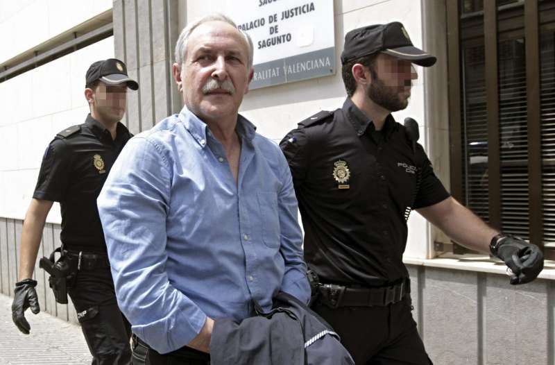 El exalcalde del municipio valenciano de Quartell en funciones, Francisco Huguet (PP), entra esposado en el juzgado en junio de 2015. EFE/Manuel Bruque
