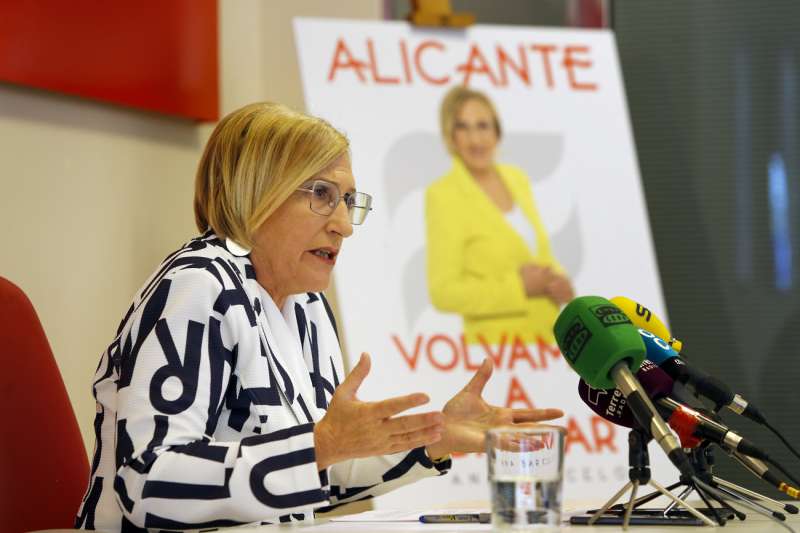 La secretaria general del PSPV-PSOE provincial de Alicante y diputada en las Cortes Valencianas, Ana Barceló durante la presentación de su candidatura para la alcaldía de Alicante. EFE / Manuel Lorenzo
