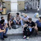 Varios jóvenes debaten sentados en una plaza. EFE/ Nahia Peciña/Archivo

