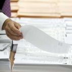 Un hombre coge su papeleta para votar, en unas elecciones anteriores. EFE/Kai Försterling Un hombre coge su papeleta para votar, en unas elecciones anteriores. EFE/Kai Försterling