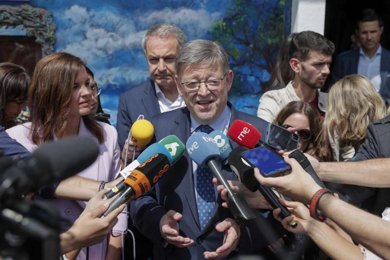El president de la Generalitat y candidato a la reelección, Ximo Puig, realiza declaraciones momentos antes de reunirse con vecinos del barrio del Cabanyal-Canyamelar. /EFE /Manuel Bruque