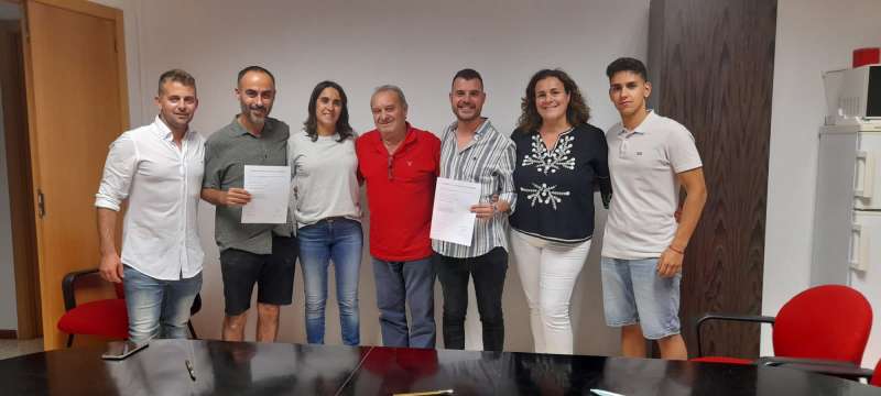 Compromís y PSPV-PSOE de El Puig tras firmar el pacto de legislatura./EPDA