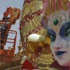 Los artistas foguerers trabajan en el montaje de los monumentos de las Hogueras de Alicante que serán pasto de las llamas la noche del 24 de Junio, noche de San Juan.EFE/Morell
